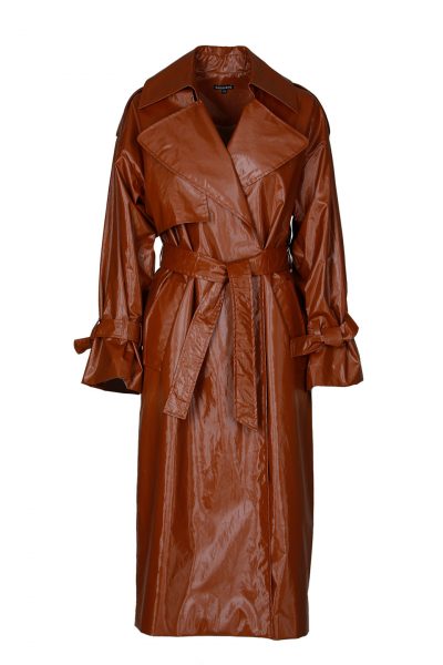 Trenchcoat aus wasserabweisenden Material. Breiter Reverskragen und Epauletten, die Ärmel lassen sich durch lange Bindemanschetten knoten und ein Taillengürtel akzentuiert Ihre Silhouette.