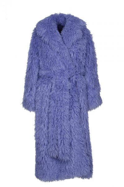 Mantel in Felloptik, feminin geschnitten, in Lavendel stark auffallend,leicht ausgestellt nach unten, Bindegürtel auf Taillenhöhe, tiefe Eingriffstaschen und Oversize