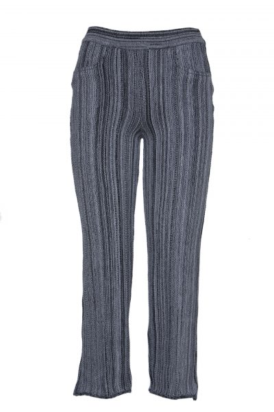 Strickhose, aus reiner Wolle in einer Mischung aus den Farben schwarz, grau, weiß, 7/8 Schnitt, seitliche Taschen schmal anliegend.