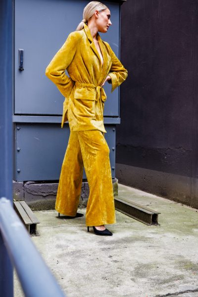 Blazer aus einem weichen und soften Material in Calendula. Das Modell hat einen leichten oversized Schnitt mit klassischem Reverskragen, aufgesetzten Taschen und seitlichen Schlitzen, die mit einem taillenhohen Tunnelzug mit Bindegürtel.