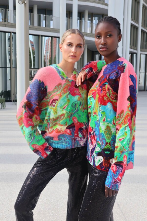 Bunter Kaschmir-Hoodie mit Print – Bild 3