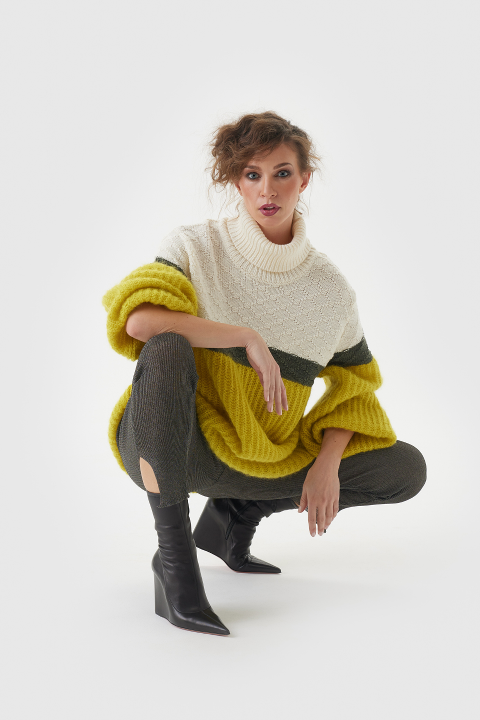 Oversize Pullover aus Mohair, Seide und Wolle in gelb Model