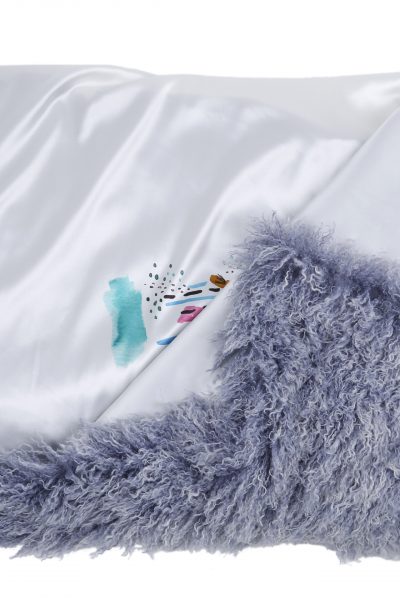 Kuscheldecke in Melange Blau aus Seide und Fake Fell, warm, kuschelig, leicht, als Dekoration und zum kuscheln.