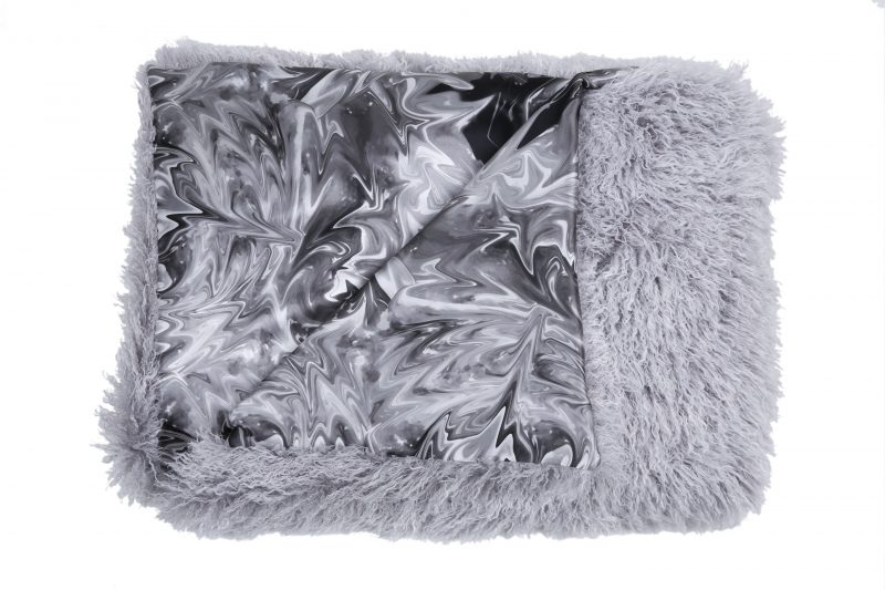 Kuscheldecke aus Fake Fell mit Seide, als Überwurf, Couchdecke in Grau.
