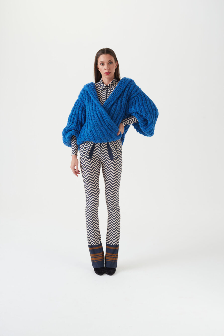 Handgestrickte Grobstrickjacke Damen Blau – Vorderansicht