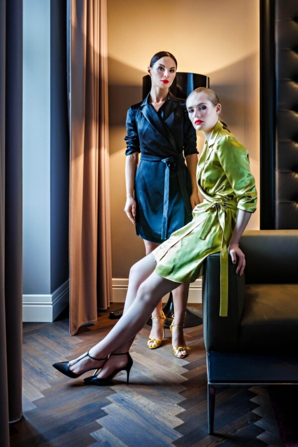 Kleid aus Satin in Grün – Bild 2
