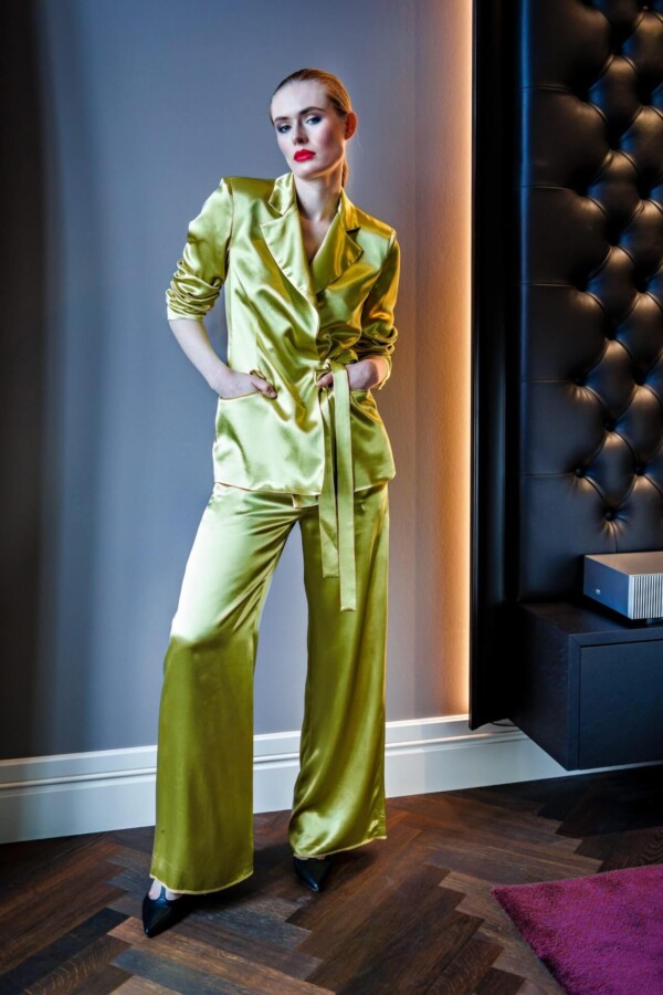 Satin-Blazer in Limette – Eleganz und Stil für jeden Anlass – Bild 3
