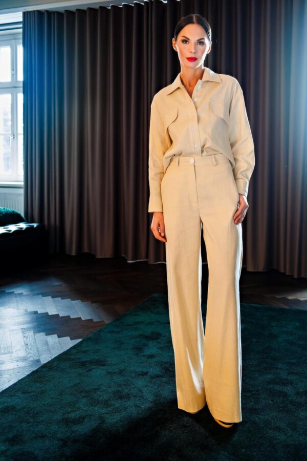 Bluse aus einem Leinengemisch, Knopfleiste, aufgesetzte Brustklappen, beige, creme.