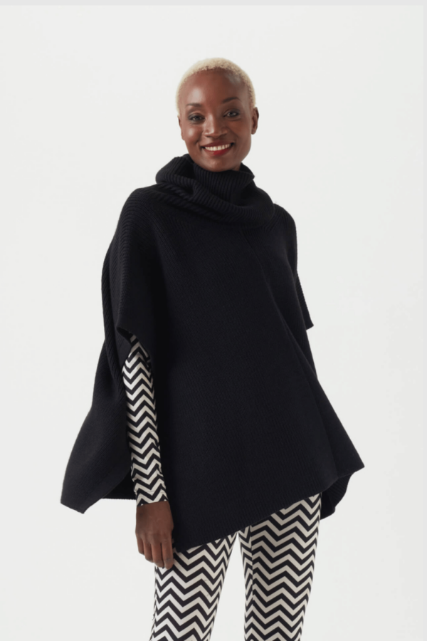 Poncho aus reiner Wolle in schwarz
