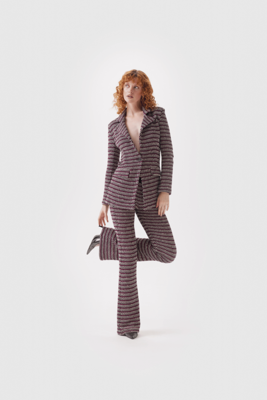 Detailansicht der gestreiften Retro-Hose in Schwarz und Pink