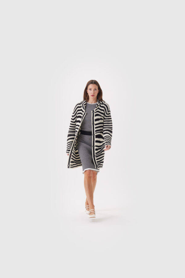 Oversized-Strickjacke Schwarz-Weiß gestreift – Bild 3