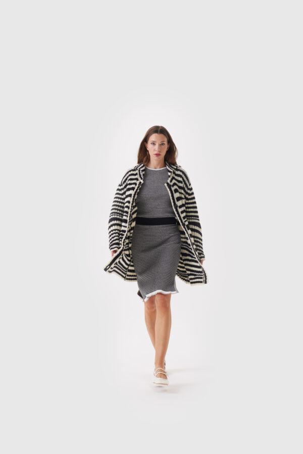 Oversized-Strickjacke Schwarz-Weiß gestreift – Bild 4