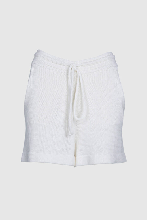Shorts in weiss gestrickt