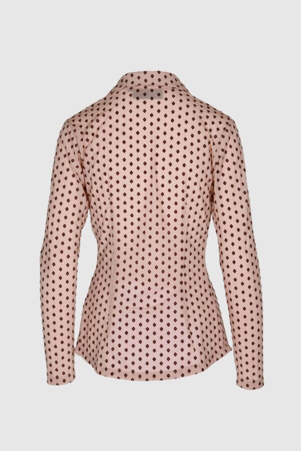 Rückansicht der rosa Bluse mit Rautenmuster und Fledermausärmeln