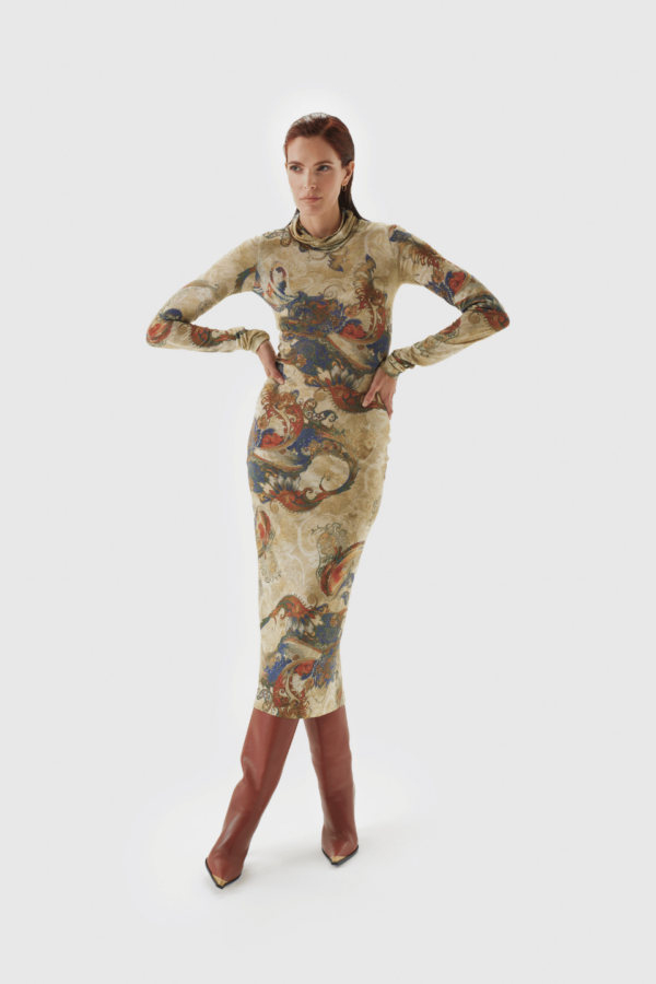 Elegantes langes Kleid mit Paisley Muster in Creme – Modelansicht