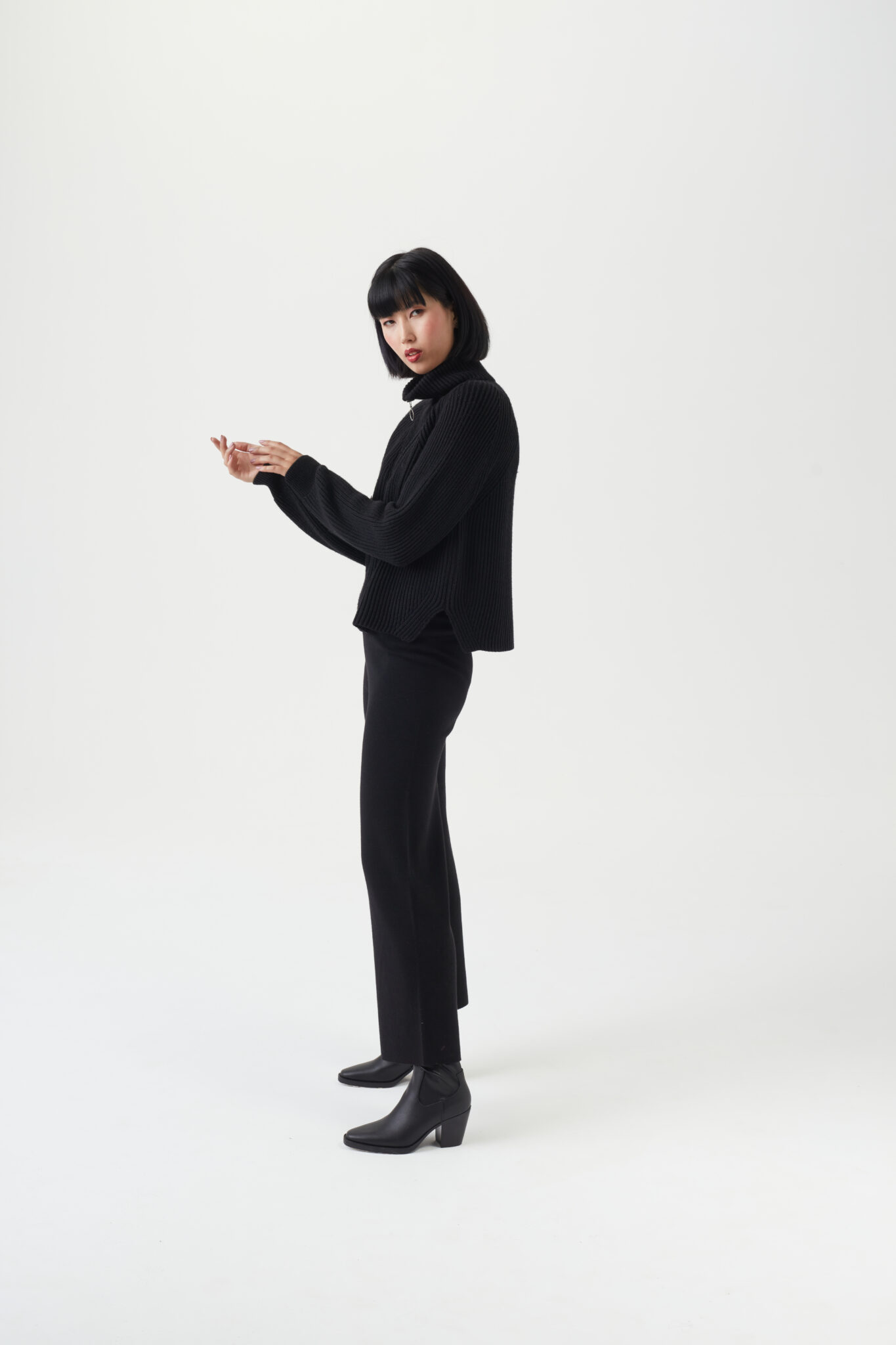 2026_Sommer_Boscana_Hose_Hose-aus-Wolle-in-Schwarz_Modelfoto_3