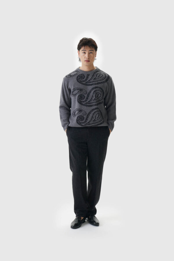 Pullover aus Kaschmir in Grau mit bourdeaux Ornamenten – Bild 2