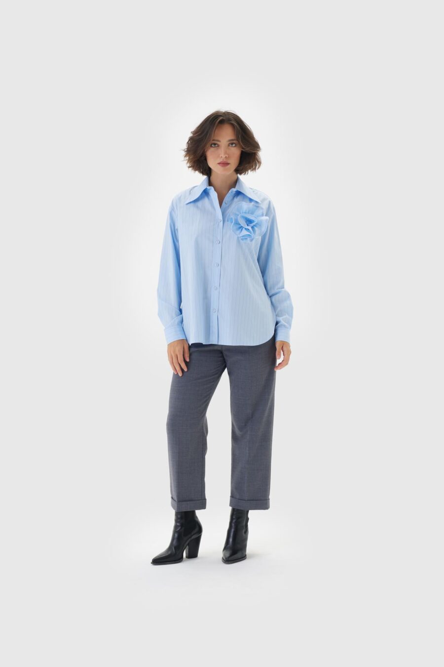 Bluse in blau mit roten Streifen