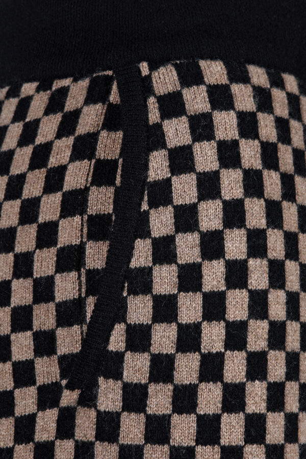 Rückansicht der braun-schwarzen Kaschmir-Strickhose