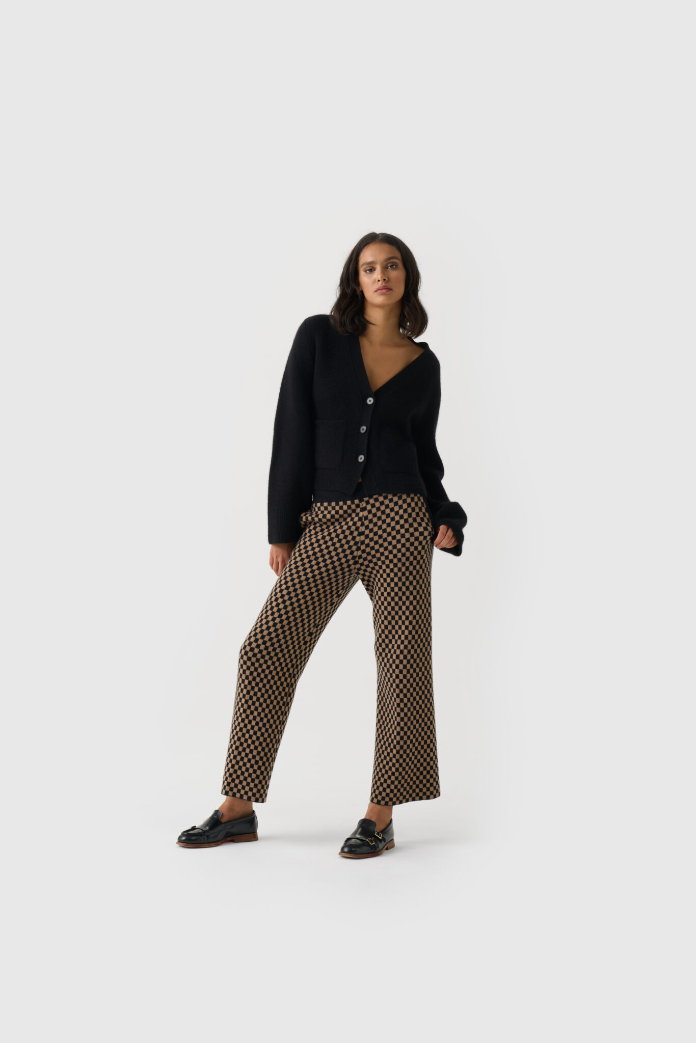 2026_Sommer_Boscana_Hose_Luxerioese-Kaschmirhose-im-Baun-Schwarz-Muster_Modelfoto_2