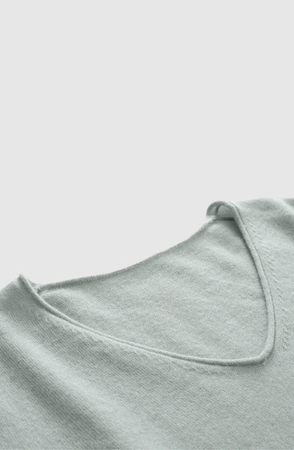 Kaschmir Pullover hellgrün – Detailansicht des eleganten V-Ausschnitts