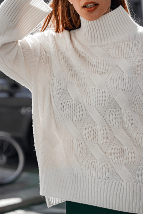 Damen Oversized Kaschmir Pullover weiß mit Zopfmuster – Detailansicht