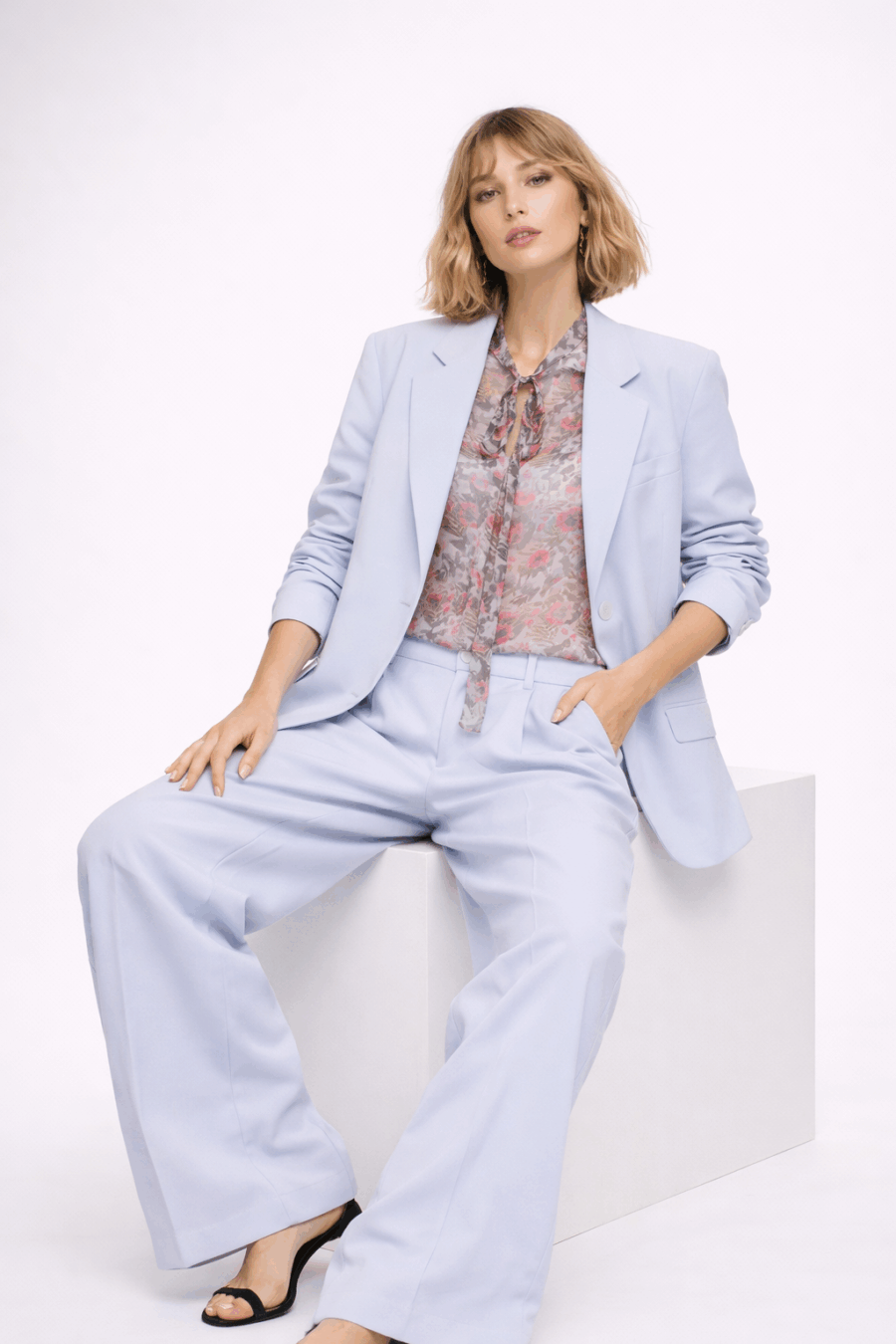 2026_Sommer_Boscana_Hose_Luxerioese-Hose-aus-leichter-Schurwolle-in-Eisblau.