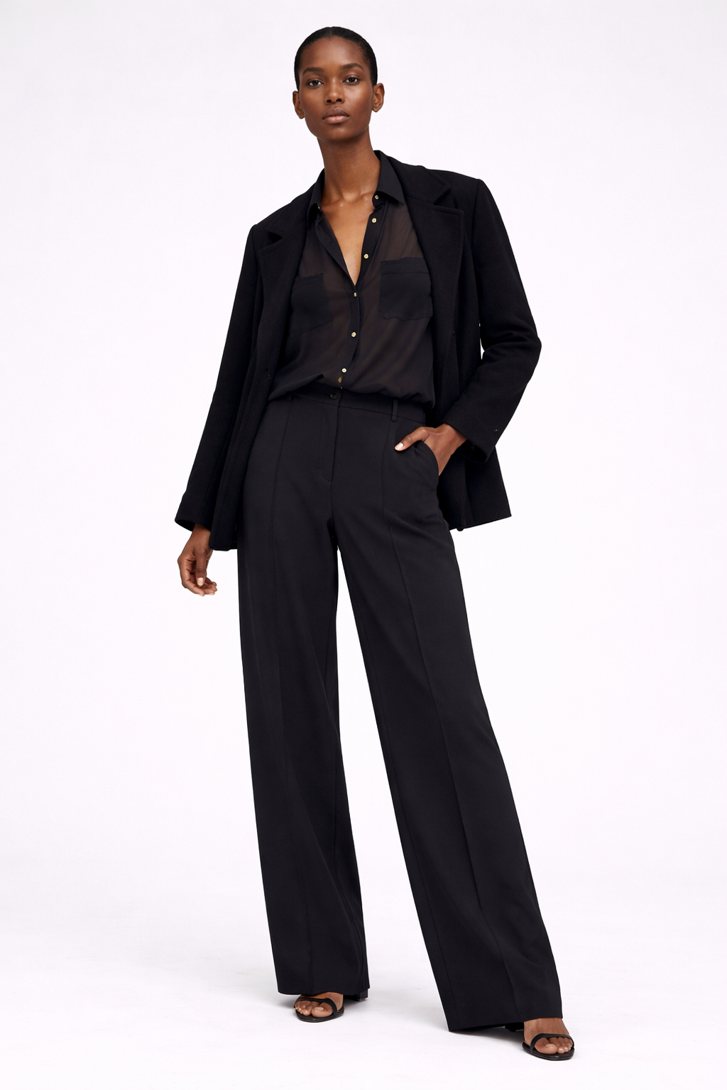 2026_Sommer_Boscana_Blusen_TRANSPARENTE-SEIDENBLUSE-IN-SCHWARZ_Modelfoto