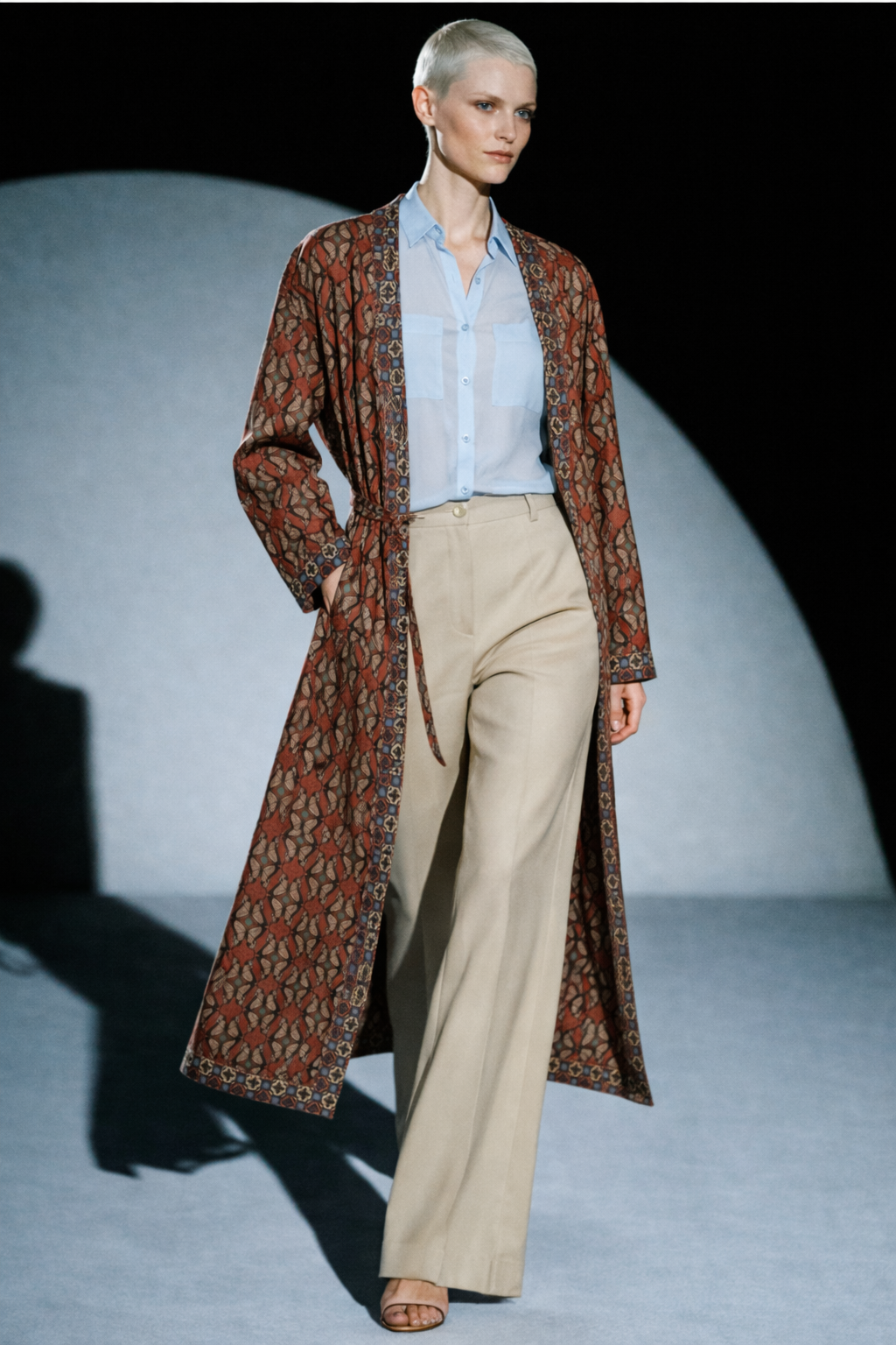 2026_Sommer_Boscana_Hose_Weite-Hose-aus-Merinowolle-in-Creme_Modelfoto