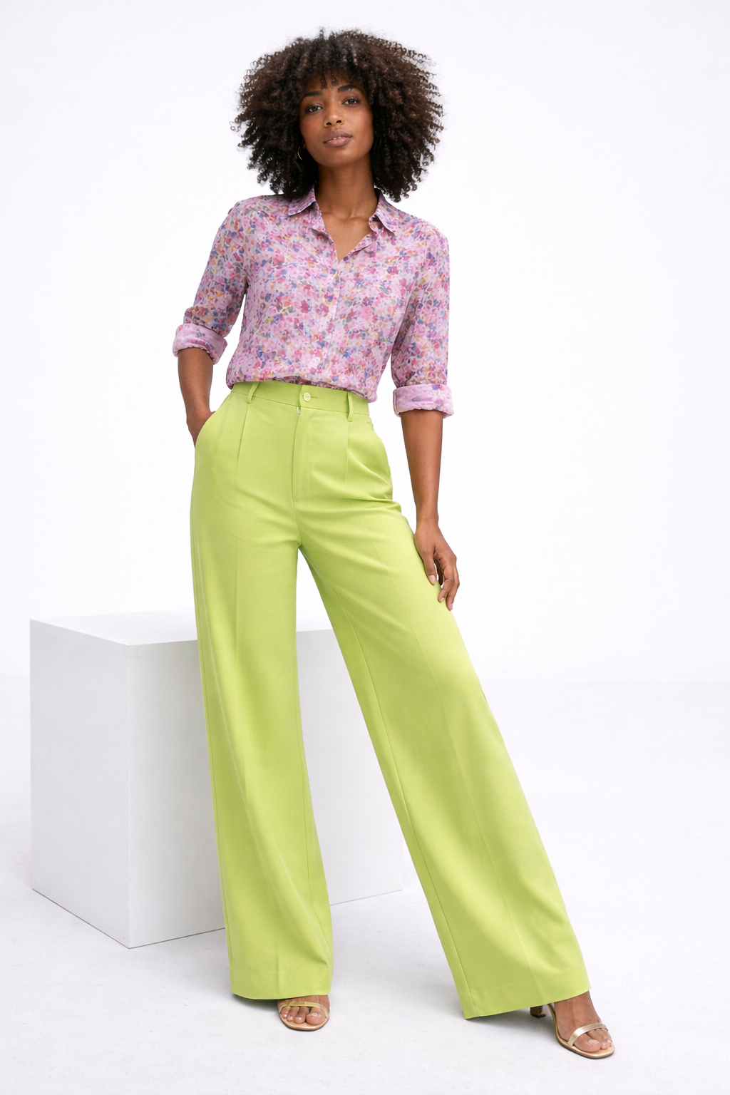 2026_Sommer_Boscana_Hose_Weite-Hose-aus-Merinowolle-in-Limone_Modelfoto_2