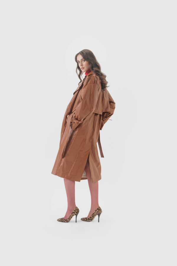 Trenchcoat in Braun Lack – Bild 3