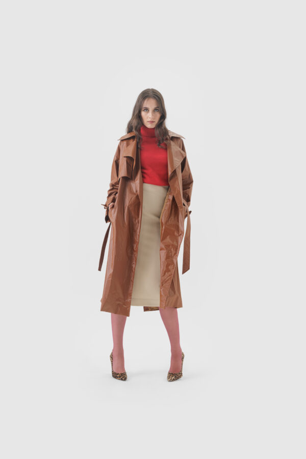 Trenchcoat in Braun Lack – Bild 4