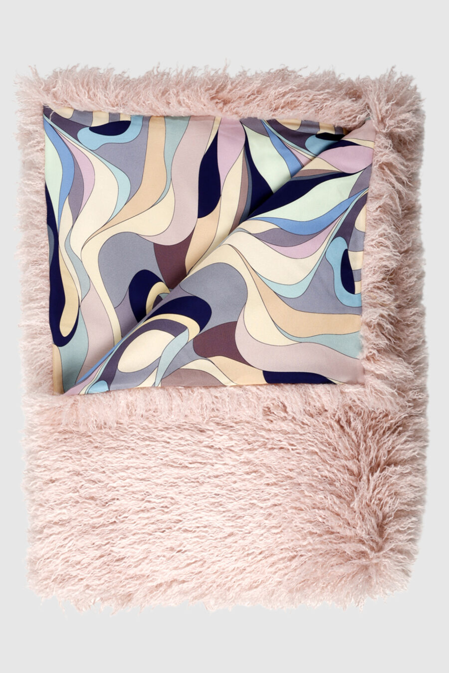 Decke mit Fell und Seide