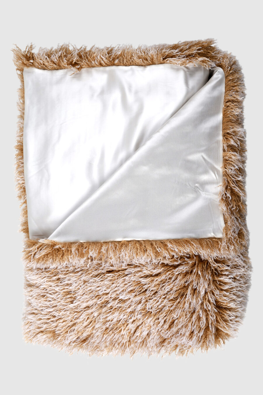 Decke mit Fell und Seide