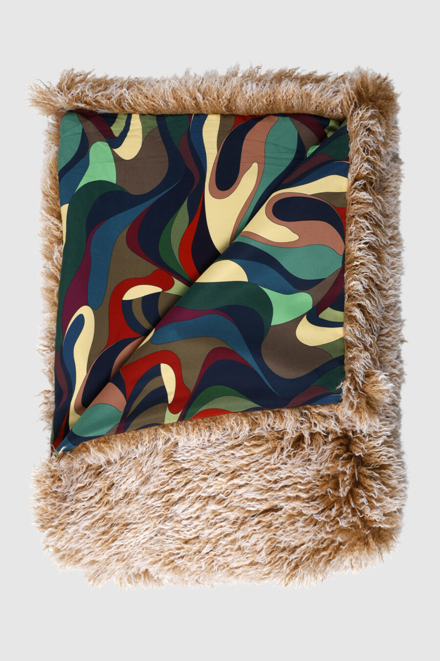 Decke mit Fell und Seide