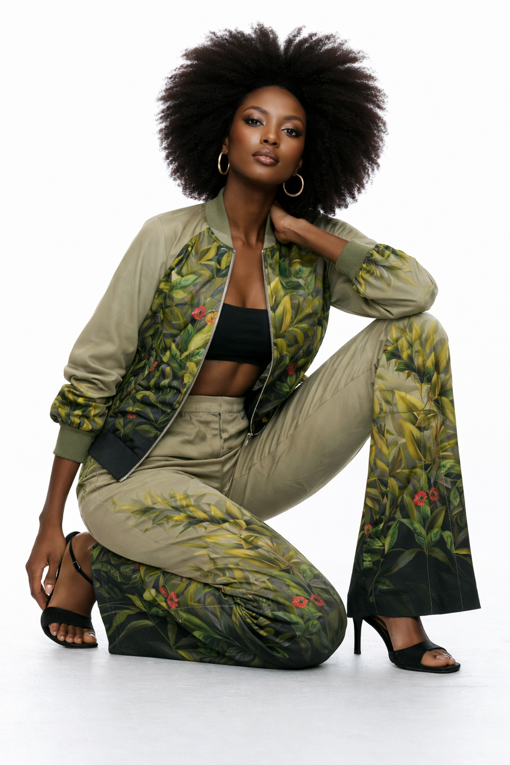 2026_Sommer_Boscana_Hose_Freizeithose-im-floralen-Design-Olive_Modelfoto