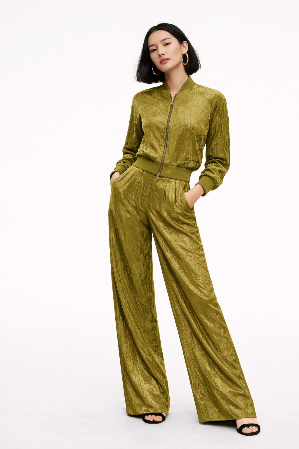 2026_Sommer_Boscana_Jacken&Mäntel_JACKE-MIT-LEICHT-CRINKLEARTIGEN-STRUKTUR-IN-OLIVE_Modelfoto_2