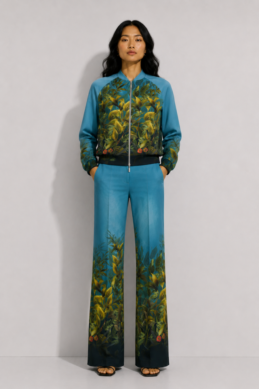 Freizeithose mit floralem Landschaftsprint in Blau