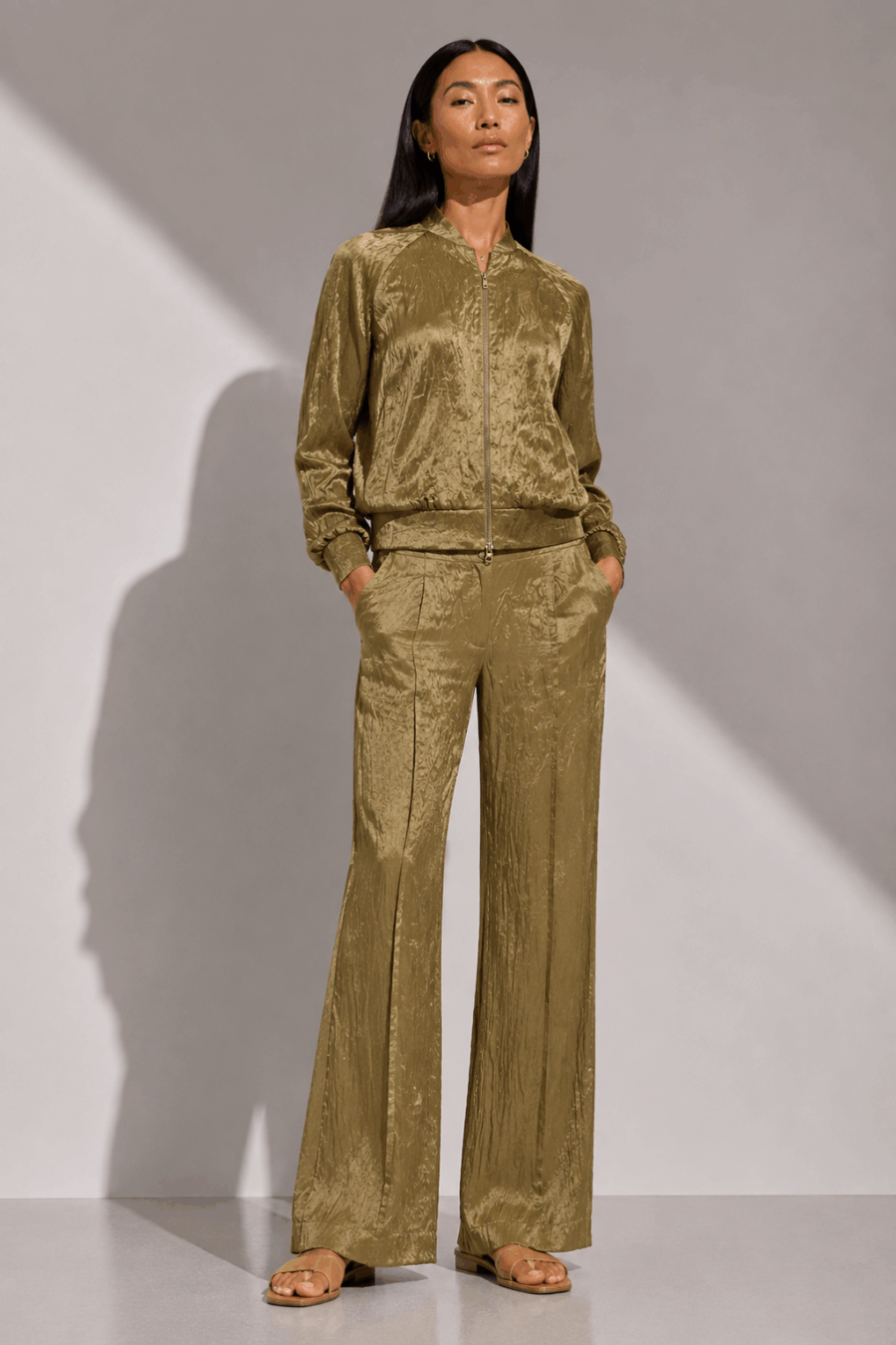Hose mit Crinkle-Finish in Oliv-Khaki