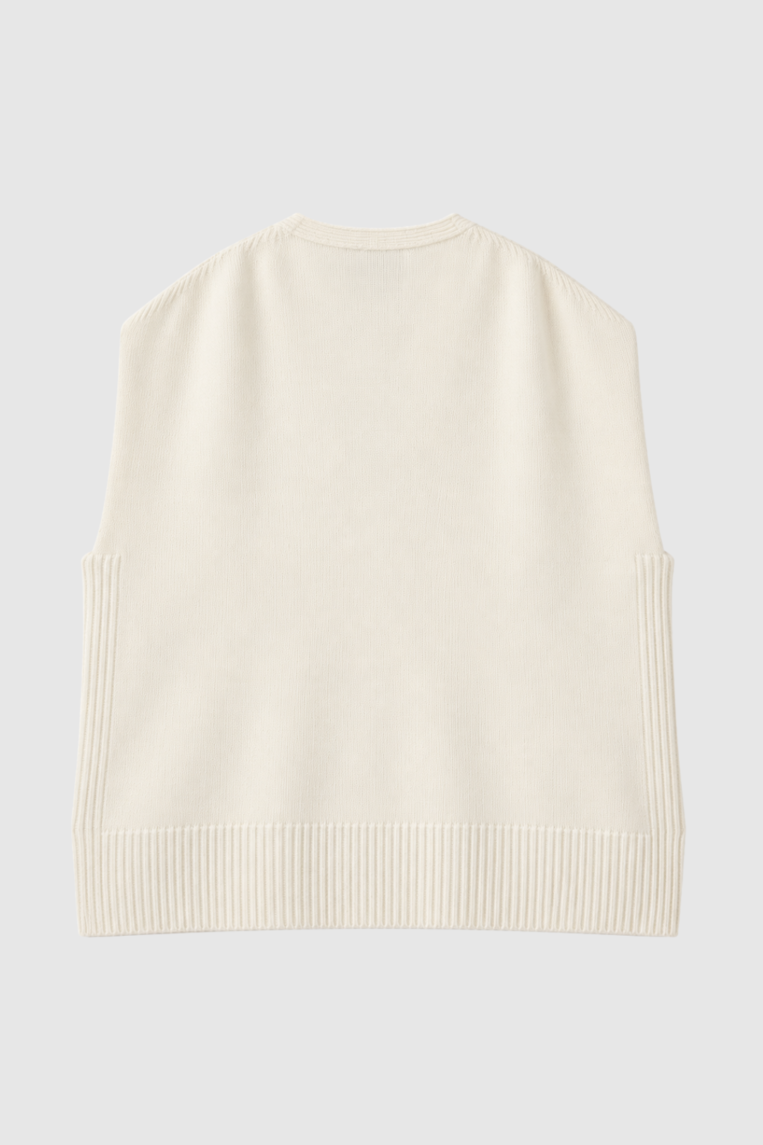 Boscana, Boscana Manufaktur, Leipzig, Atelier Leipzig, Damenmode, Modemanufaktur, Manufaktur für Damenmode, Premium-Damenmode, Strickmode, Strickpullover, Strickcardigan, Premium-Strick, Vestover, Kaschmir-Pullunder in Off-White Back Boscana, Boscana Manufaktur, Leipzig, Atelier Leipzig, Damenmode, Modemanufaktur, Manufaktur für Damenmode,