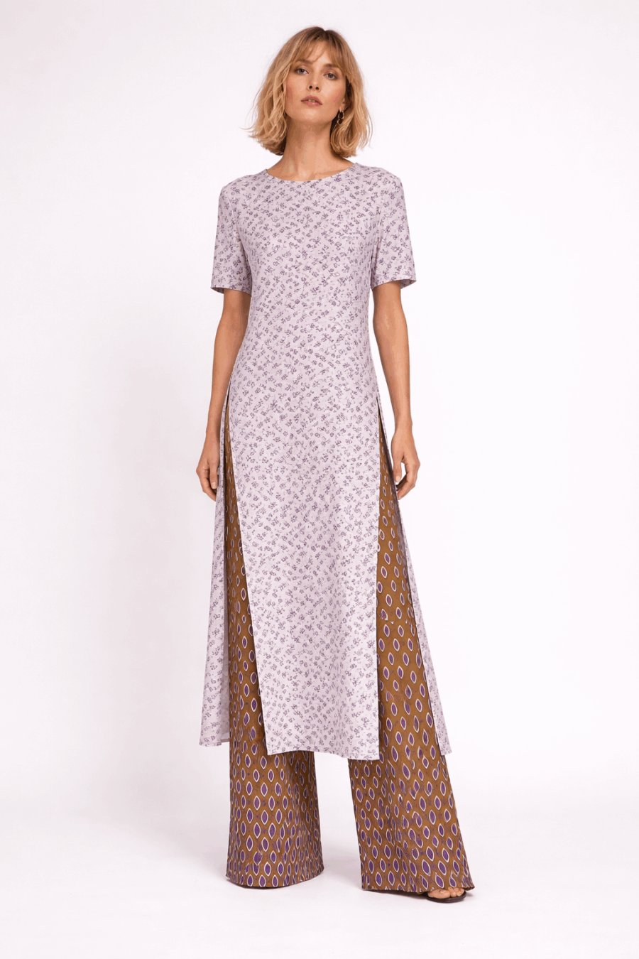 Lila kleid mit Hose und Model