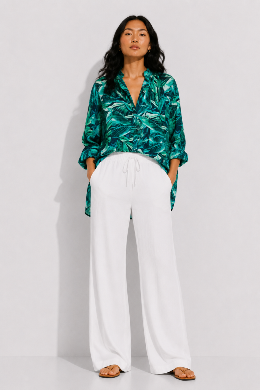 Oversize Seidenbluse mit Tropical-Print in Grün