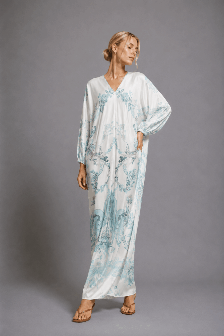Seidentunika mit floralem Print in Weiß und Hellblau