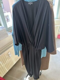 Wollkleid mit tiefem V-Ausschnitt und Drapierung in Schwarz
