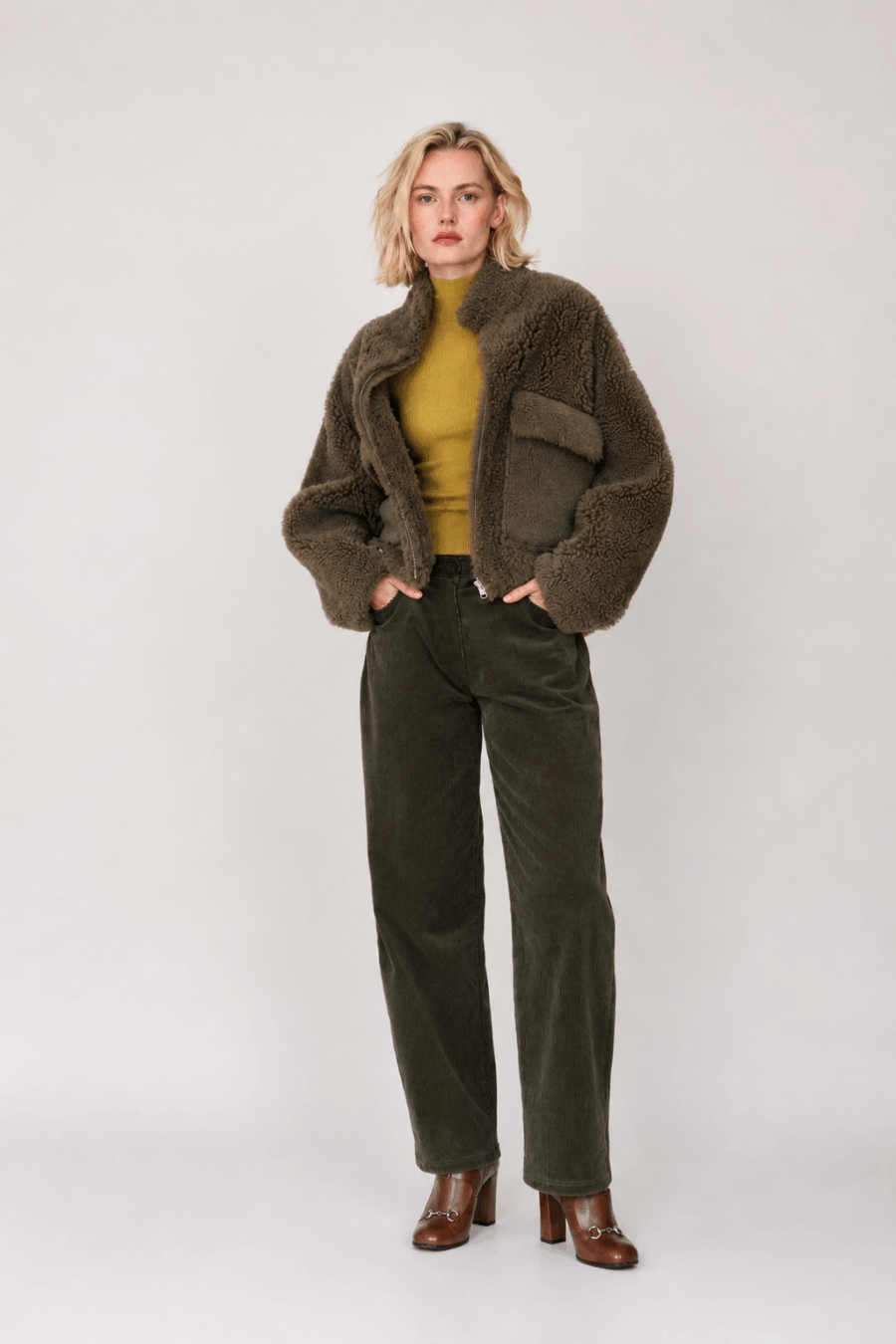 Wende-Lammfelljacke in Olive – Oversize Bomberjacke mit großen Brusttaschen