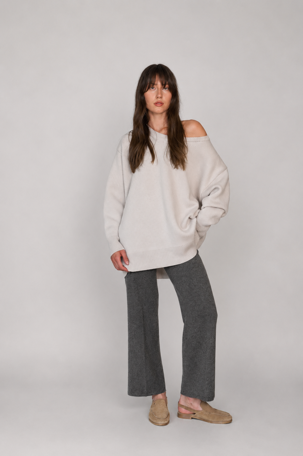 Oversize-Pullover aus extrafeiner Merinowolle in Ivory, Kaschmirhose grau