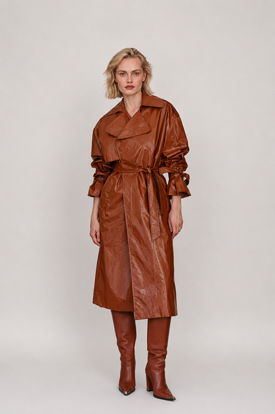 Langer Trenchcoat aus glänzendem Lack-Fakeleder in Cognac