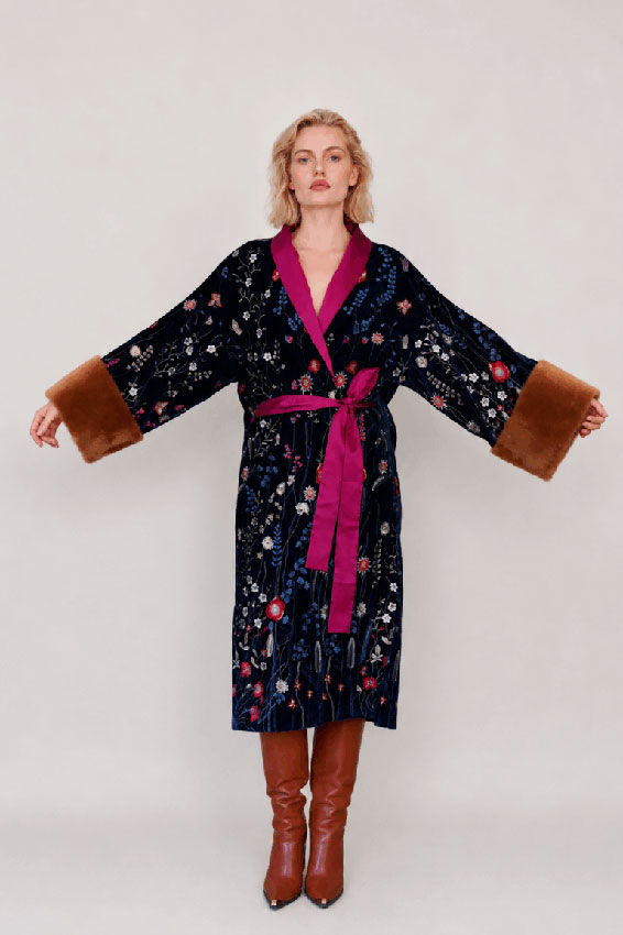 Samt-Kimonomantel mit floralem Print und Seidenfutter in Midnight Blue und Lammfellmanschetten